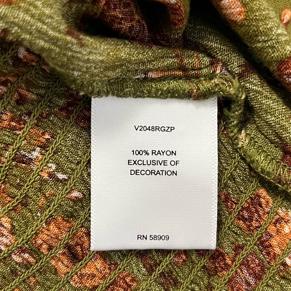 C&V Chelsea & Violet Floral Button Front Cropped Peasant Top. - Picture 9 of 10